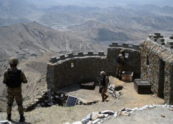 TENTERA Pakistan mengawal sempadan Pakistan-Afghanistan berdekatan pos kawalan Big Ben di wilayah Khyber Pakhtunkhwa. – AFP