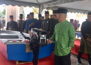 AL-SULTAN Abdullah Ri’ayatuddin Al-Mustafa Billah Shah berkenan mencemar duli menyampaikan sumbangan bot jenis gentian kaca yang dilengkapi enjin dan jaket keselamatan kepada penduduk terjejas banjir. - UTUSAN/ DIANA SURYA ABD WAHAB