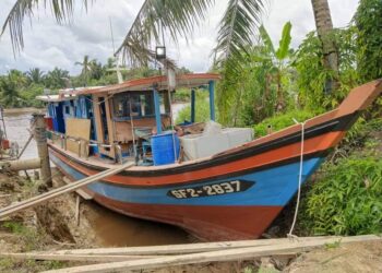 BOT SF 2-2837 yang dinaiki 11 orang karam di perairan laut Mukah, Sarawak.