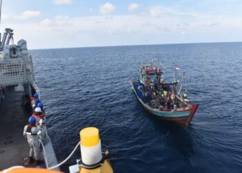 BOT nelayan asing yang ditahan KD Jebat di perairan Pulau Perak, Kedah, semalam. - IHSAN TLDM