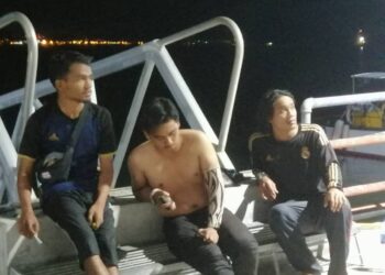 ANTARA pemancing terlibat dalam pelanggaran bot yang bdiselamatkan dalam kejadian di Selat Dinding, Lumut, Perak, semalam. - IHSAN JBPM
