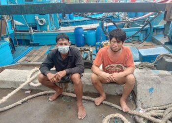 DUA nelayan selamat selepas bot yang dinaiki tenggelam ketika angin kuat dalam kejadian di perairan Pulau Kendi, Pulau Pinang, awal pagi ini. - IHSAN BOMBA