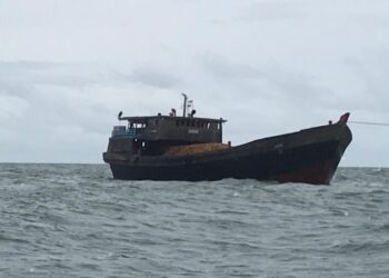 KLM Budiman yang ditemukan hampir tenggelam sebelum ditunda oleh sebuah bot barter trade lain berdekatan Pulau Pisang di Pontian, Johor.