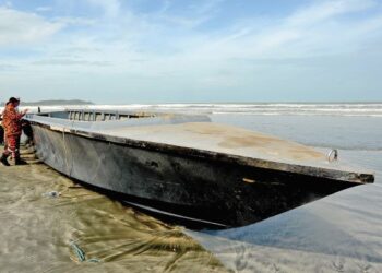 Bot yang membawa 50 penumpang pendatang asing yang karam mengakibatkan 11 mangsa lemas setakat pukul 7 malam tadi. – UTUSAN/RAJA JAAFAR ALI