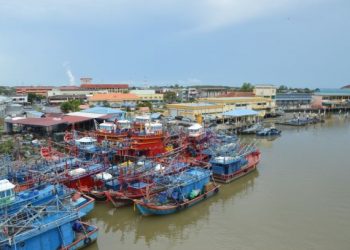 SEBAHAGIAN daripada 150 bot nelayan tersadai di jeti Kuala Perlis sejak PKP diperkenalkan pertengahan Mac lalu.