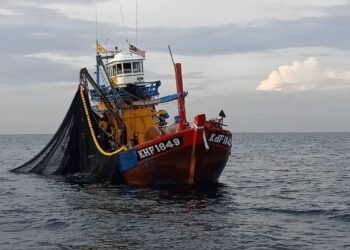 BOT nelayan Kelas C didapati menangkap ikan di zon larangan dekat perairan Pulau Batu Putih dekat Lumut semalam. - IHSAN MARITIM MALAYSIA