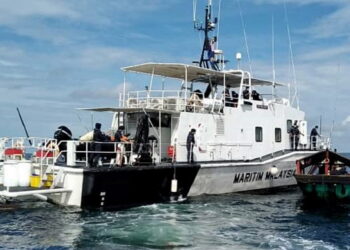 BOT nelayan Indonesia yang terkandas di perairan negara sejak dua minggu lalu dihantar pulang pihak Maritim Malaysia di Lumut, Perak.. - IHSAN MARITIM MALAYSIA