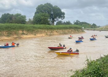 SEBANYAK 250 buah bot laju dari daerah Bera, Temerloh, Maran, Jerantut dan Pekan menyertai program Konvoi Bot Laju Pahang yang julung kali diadakan berakhir di Jeti Riverfront Pekan di Pekan, Pahang. - FOTO/NORHAFIZAN ZULKIFLI