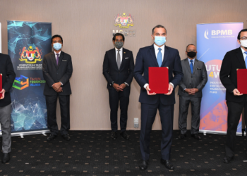 (Dari Kiri) Yarham Yunus, Timbalan Ketua Setiausaha (Pembangunan Teknologi, Pengkomersialan dan Perkhidmatan STI) MOSTI, Dr. Mohd. Nor Azman Hassan; Khairy Jamaluddin, Arshad Mohamed Ismail, Timbalan Ketua Setiausaha (Perancangan dan Pembudayaan STI) MOSTI, Datuk Parang Abai @ Thomas dan Norhalim Yunus selepas majlis menandatangani kerjasama strategik di Putrajaya, baru-baru ini.