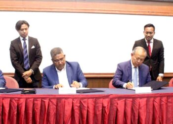 Ssi menantangani MoU)antara Yayasan Bank Rakyat dan Universiti Tenaga Nasional. Dari kiri Pengurus Besar YBR Syaiful Rizal Abdul Ghani, Pengerusi YBR Datuk Wira Megat Zulkarnain Tan Sri Omardin, Pengerusi UNITEN Datuk Seri Hasan Arifin dan Naib Canselor UNITEN Profesor Ir. Dr. Noor Azuan Abu Osman.