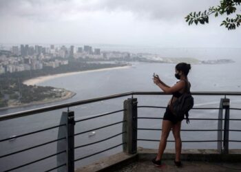 SEORANG pelancong merakamkan gambar bandar raya Rio de Janeiro menggunakan telefon pintar.  Brazil dilaporkan merancang untuk menyekat penggunaan peralatan syarikat telekomunikasi China, Huawei di negara itu. – AFP