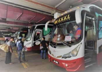 CADANGAN rentas negeri untuk balik kampung sempena Hari Raya Aidilfitri pada tahun ini ditangguhkan mengundang  perasaan suram dan geram banyak pihak. - AFP