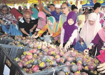 ORANG ramai perlu lebih peka ketika memilih buah-buahan atau barangan basah lain bagi mengelakkan dari ditipu oleh peniaga. -UTUSAN