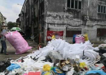 BEBERAPA petugas sebuah syarikat yang melonggokkan sampah diarah membersihkan semula sisa pepejal setelah operasi serbuan secara mengejut. – FOTO/IHSAN SWCorp