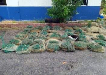 BUBU naga yang dirampas kira-kira 3.3 batu nautika timur laut Pulau Talang Segari, dekat Lumut, Perak, semalam. - FOTO/IHSAN MARITIM MALAYSIA
