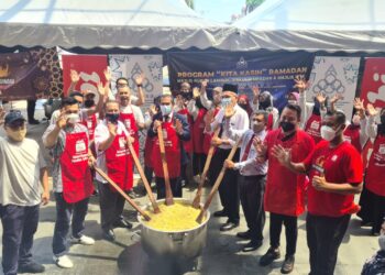 ABDUL Fattah Abdullah (tiga dari kiri) bersama Fahrin Ahmad (dua dari kiri) dalam Program Syukur Itu Indah anjuran syarikat Adabi Consumer Industries Sdn. Bhd. bersekali Program 'Kita Kasih' Ramadan di Putrajaya, semalam. – UTUSAN/SITI 'AISYAH SUKAIMI