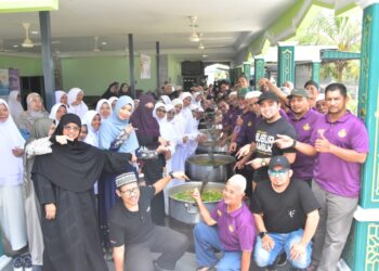 Aktiviti memasak bubur lambuk bersama Dai Hidayu Mohd. Kamil,  IQRA, mahasiswa dan NGO di Taman Setia, Klang, hari ini.