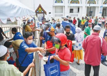 Kakitangan Masjid Abidin bersama kakitangan Media Mulia Sdn.Bhd. mengedarkan bubur lambuk dan akhbar Utusan Malaysia dan Kosmo! secara percuma kepada orang ramai dalam program Kongsi Berkat Bubur Lambuk anjuran Era Foods MY di Masjid Abidin, Kuala Terengganu, baru-baru ini.