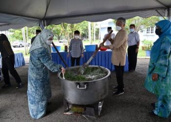 AL-SULTAN Abdullah Ri’ayatuddin Al-Mustafa Billah Shah bersama Tunku Hajah Azizah Aminah Maimunah Iskandariah memasak bubur lambuk untuk diagihkan kepada orang ramai. - FOTO/FACEBOOK ISTANA NEGARA