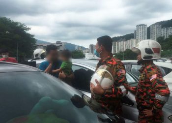 BUDAK yang terkunci dalam kereta akhirnya berjaya diselamatkan selepas dipujuk oleh bapanya dan anggota bomba di Pulau Pinang, hari ini. - GAMBAR IHSAN BOMBA