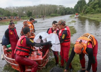 ANGGOTA pasukan mencari dan menyelamat mengusung mayat Muhammad Sufi Eijas Mohd. Sobrey yang ditemukan lemas di tali air di Kampung Kebor Besar, Manir, Kuala Terengganu, hari ini. - UTUSAN/TENGKU DANISH BAHRI TENGKU YUSOFF