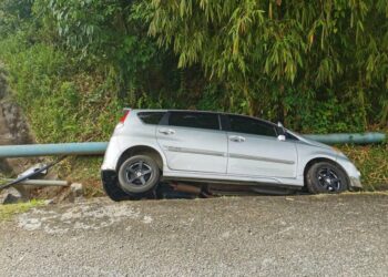 KERETA Perodua Alza yang dinaiki mangsa terbabas dalam longkang di Kilometer 79, Jalan Gua Musang-Lojing dekat Pos Brooke, Gua Musang, Kelantan, semalam. - IHSAN POLIS