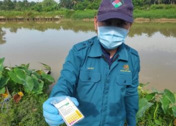 KAKITANGAN JAS menunjukkan persampelan air yang diambil dari Sungai Skudai susulan aduan pencemaran buih putih di lokasi itu di Johor Bahru.