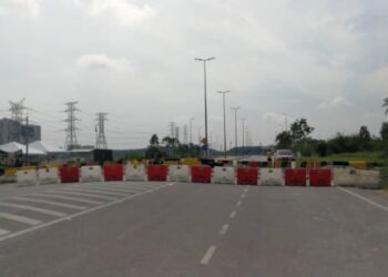 PENUTUPAN jalan di Jalan Kebun Baru -Teluk Panglima Garang Banting Selangor ini akan kembali dibuka mulai 12 tengah malam ini. - FOTO/ABDUL RAZAK IDRIS