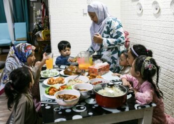 Asnawiyah Kamarudin bersama anak-anak bersedia untuk berbuka puasa.