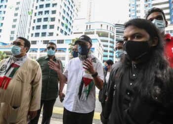 MUKHRIZ Mahathir (tengah) hadir ke IPD Dang Wangi hari ini bagi memberi keterangan berhubung perhimpunan bagi mendesak darurat ditamatkan di Parlimen, hujung bulan lalu.