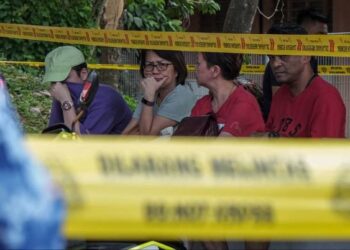 AHLI keluarga Steven Tan Kim Huat hadir ke operasi SAR di kaki Bukit Beruang, Melaka. - UTUSAN/SYAFEEQ AHMAD
