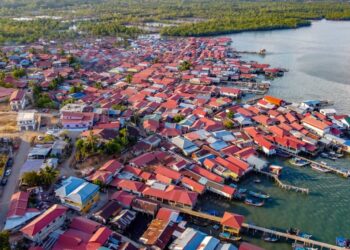 PENDUDUK membantah pembinaan rumah baharu untuk mereka yang tinggal di penempatan haram Bukit Malut, Langkawi. - UTUSAN/SHAHIR NOORDIN