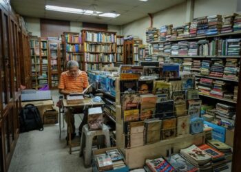 JEFFREY KOH bersama lautan buku yang tersedia di Junk Book Store, Kuala Lumpur.