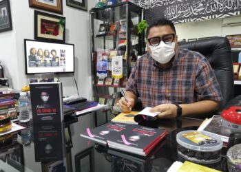 MOHD. Syahbuddin Hashim bersama buku nukilannya bertajuk Daku YB Covid-19. - UTUSAN/AIMUNI TUAN LAH