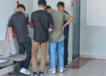 EMPAT pelajar sebuah sekolah didakwa di Mahkamah Majistret Seremban, Negeri Sembilan atas pertuduhan mencederakan seorang pelajar tingkatan satu sekolah yang sama. - UTUSAN/MOHD. SHAHJEHAN MAAMIN