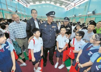 RAMAI bukan bumiputera tidak peka dengan pelbagai bantuan yang boleh dihulurkan oleh jabatan kerajaan bagi membantu mereka. – GAMBAR HIASAN