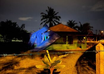 BUMBUNG rumah Rahmat Alus sekeluarga diterbangkan ribut dalam kejadian ribut di Kampung Belimbing Dalam, Alor Gajah, Melaka. - UTUSAN/DIYANATUL ATIQAH ZAKARYA