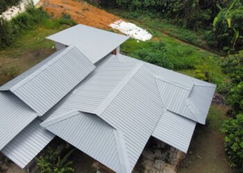Salah sebuah rumah di Negeri Sembilan yang diganti bumbungnya melalui program CSR BlueScope.