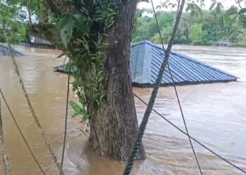 TEMPAT menunggu bot penambang berdekatan jeti mula tenggelam dalam kejadian banjir di Kampung Bantal, Ulu Tembeling, Jerantut, Pahang. - FOTO/IHSAN PENDUDUK KAMPUNG BANTAL