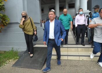 BUNG Moktar Radin (depan) hadir di Mahkamah Tinggi Kuala Lumpur bagi keputusan bantahan awal berhubung kes rasuah. - UTUSAN/AMIR KHALID