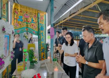 NG Ai Lee (tengah) bersama ahli keluarganya melakukan sembahyang kepada mendiang bapanya, Ng Chuan Sing di kediaman mereka di Chamek, Kluang, Johor, hari ini.