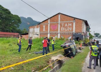 ANGGOTA polis membuat siasatan di lokasi kemalangan jalan raya yang membawa penemuan mayat hampir reput di persimpangan lampu isyarat Jalan Tambun, Ipoh semalam.