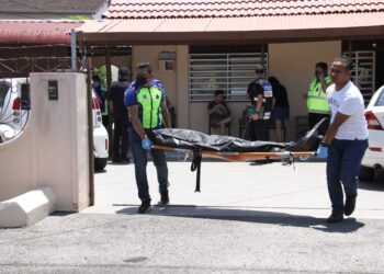 ANGGOTA polis mengangkat mayat kes seorang lelaki mati menggantung diri selepas menikam mati adiknya di Jalan Mohamad Naseh, Housing Trust di Ipoh, Perak, hari ini. - UTUSAN/MUHAMAD NAZREEN SYAH MUSTHAFA