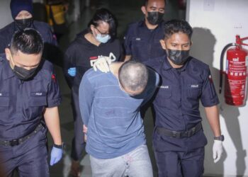 PASANGAN suami isteri (tengah) yang dijatuhi hukuman mati mandatori selepas Mahkamah Tinggi Shah Alam hari ini mendapati kedua-dua bersalah membunuh anak lelaki mereka berusia lapan tahun empat tahun lalu. - UTUSAN/ZULFADHLI ZAKI