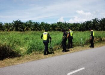 ANGGOTA polis melakukan operasi mencari bahan bukti kes bunuh itu di Lorong Cempaka, Kampung Sungai Kajang, Tanjong Karang, Kuala Selangor, Selangor.