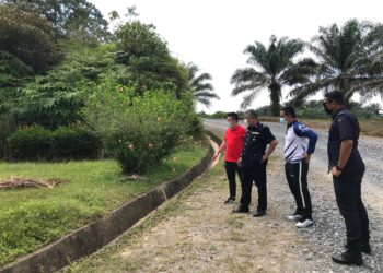 POLIS meninjau lokasi mayat mangsa bunuh yang dibuang dalam longkang di tepi Jalan Gua Musang-Kuala Berang, Gua Musang, Kelantan. - UTUSAN/AIMUNI TUAN LAH