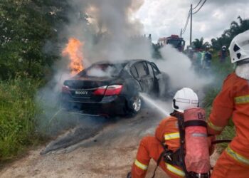 ANGGOTA bomba memadam kebakaran kereta jenis Honda Accord di Bagan Seberang, Kuala Kurau di Parit Buntar hari ini. - IHSAN JBPM