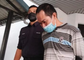 AMIRUL HAKIM Abu dibawa anggota polis selepas dituduh membunuh ibu kandungnya di Mahkamah Majistret, Ayer Keroh, Melaka. UTUSAN/MUHAMMAD SHAHIZAM TAZALI