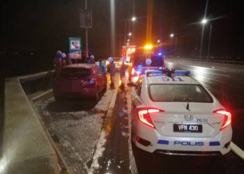 KERETA mangsa yang dipercayai terjatuh dari Jambatan Pulau Pinang ditemukan di tepi jalan.