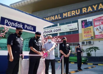 MIOR Faridalathrash Wahid (dua dari kiri) merasmikan Pondok Polis Komuniti Bandar Selamat di Terminal Meru Raya, Ipoh, Perak, hari ini. - UTUSAN/ZULFACHRI ZULKIFLI
